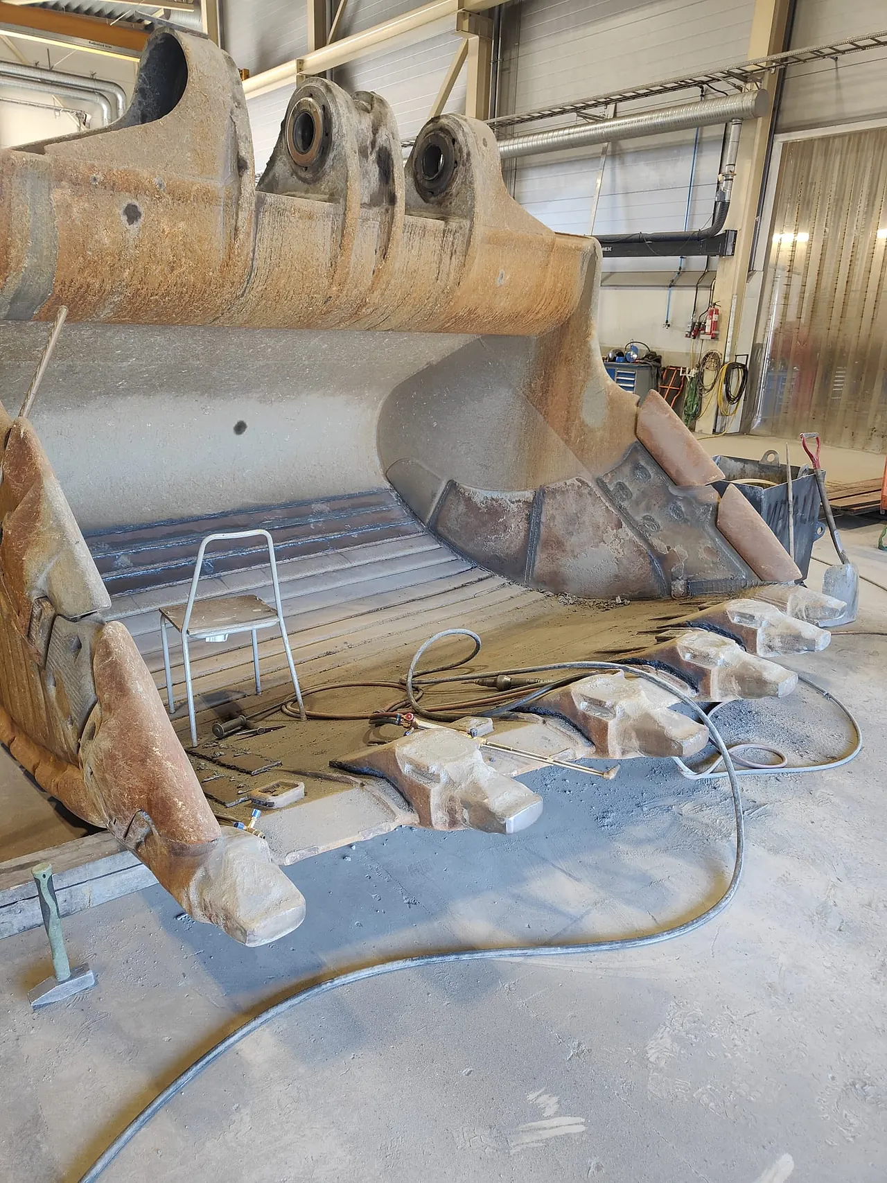 Heavy-duty mining excavator bucket refurbishment for Häggblom